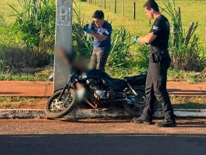 Motociclista morre após bater violentamente contra poste em cidade de MS