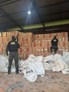 Polícia desarticula depósito e apreende 100 mil pacotes de cigarros em galpão