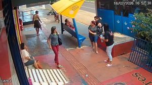 VÍDEO: Motorista quase derruba ponto de ônibus na Avenida Marcelino Pires