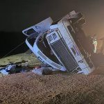 Carreta carregada com soja tomba em trecho sem asfalto da MS-134