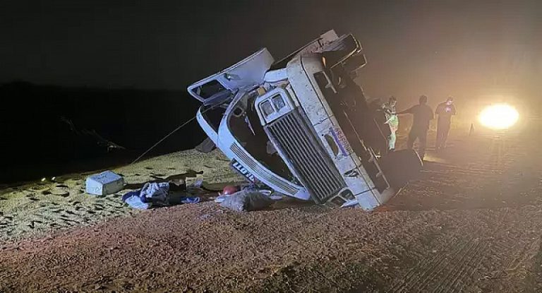 Carreta carregada com soja tomba em trecho sem asfalto da MS-134