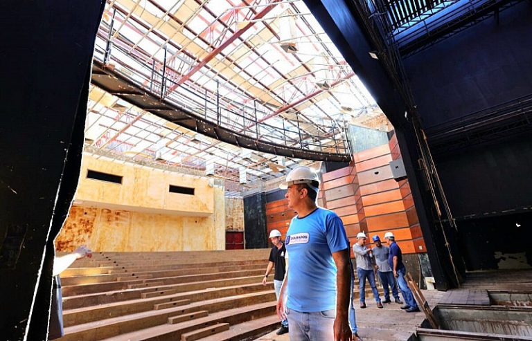Marçal Filho visita reforma do Teatro Municipal que segue em ritmo avançado