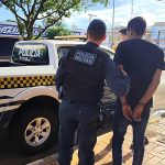 Mecânico pega carro sem autorização, bebe e é encontrado dormindo em via movimentada