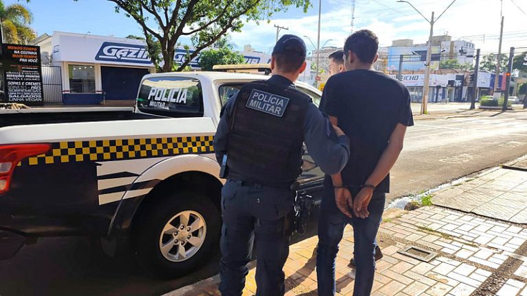 Mecânico pega carro sem autorização, bebe e é encontrado dormindo em via movimentada