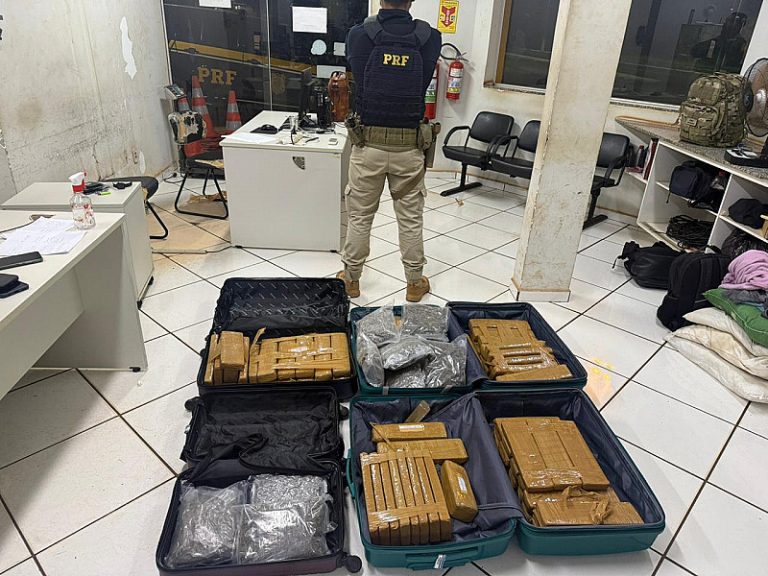 Passageiros são flagrados com maconha e skunk em ônibus na fronteira