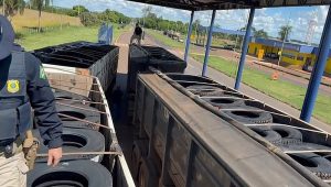 Polícia apreende carretas com 545 pneus contrabandeados do Paraguai
