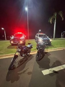 Polícia encerra "evento" ilegal e apreende 6 pessoas e quatro motocicletas