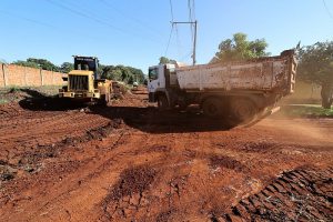 Prefeitura prepara ruas para chegada do asfalto nos jardins Pelicano e Carisma