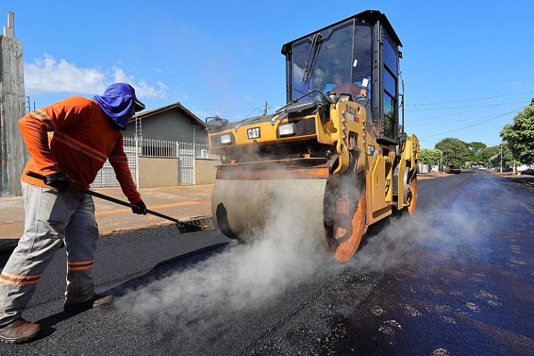 Recapeamento avança na Mozart Calheiros e mobilidade no Água Boa