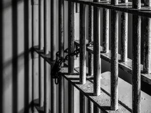 Réu é condenado a 32 anos de prisão por homicídio brutal em aldeia de MS